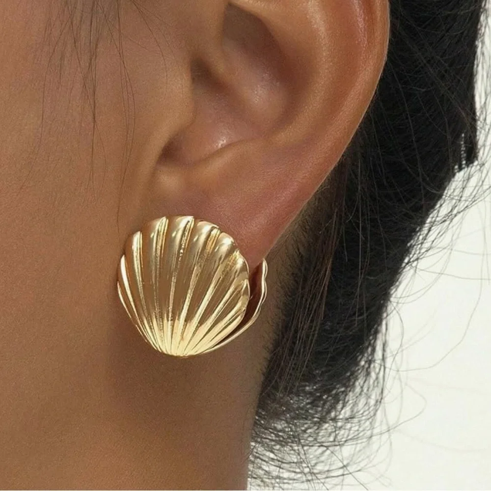 NWOT Unique Vintage Gold Clam Shell Earrings OS